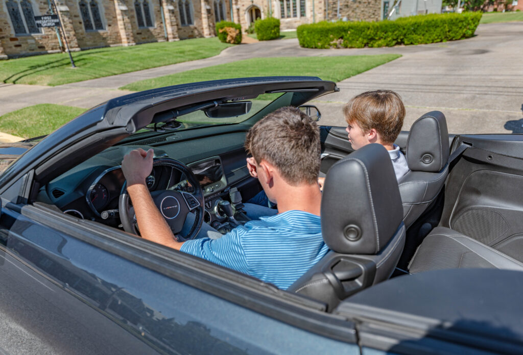 DSC_1777 Teenagers in a convertible